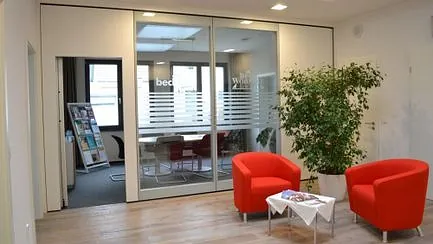 Mobile Trennwand aus Glas in einem Konferenzraum, gebaut von Dorring GmbH