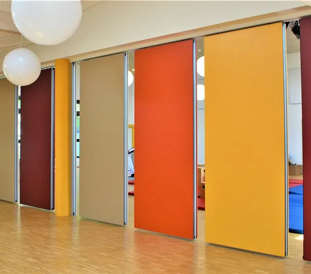 Farbige flexible DORRflex-Trennwände mit gelben, roten und orangefarbenen Elementen in einer offenen Raumgestaltung