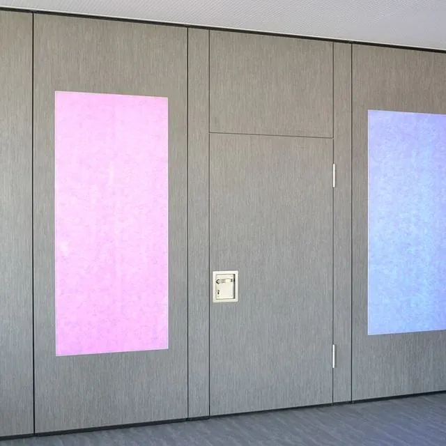 Moderne DORRflex-Trennwand mit integrierten Designakzenten in leuchtenden Farben, ideal für flexible und ästhetische Raumlösungen.